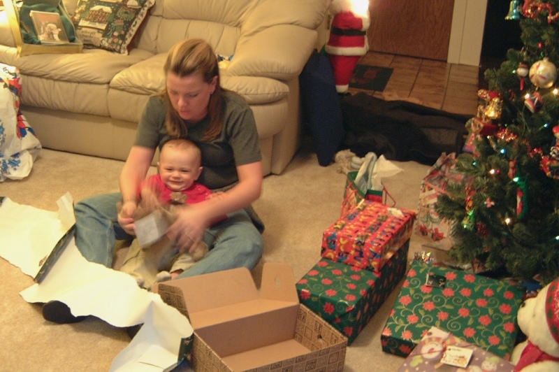 Hildebrand Christmas ScreenSaver/800x600_2000-12-24-04 Opening gifts.jpg